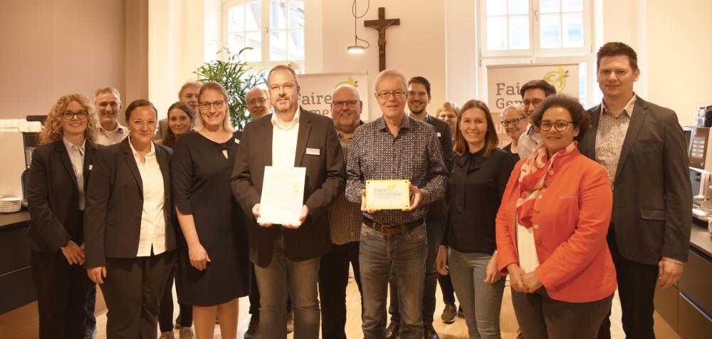Auch Mitarbeitende des Liborianums konnten sich bei der Feierstunde über die Zertifizierung als „Faire Einrichtung“ freuen. Foto: Maria Aßhauer/Erzbistum Paderborn