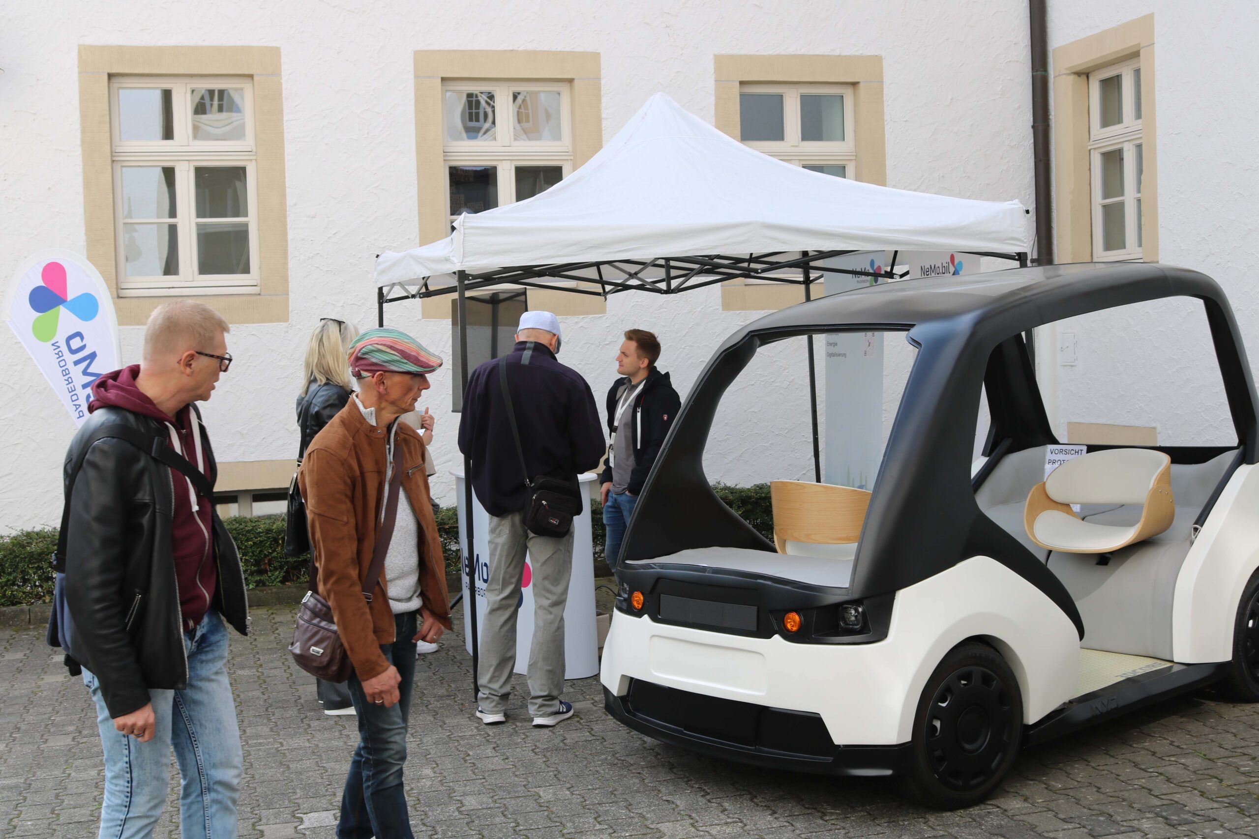 Impressionen vom Messegelände im Außenbereich mit Auto