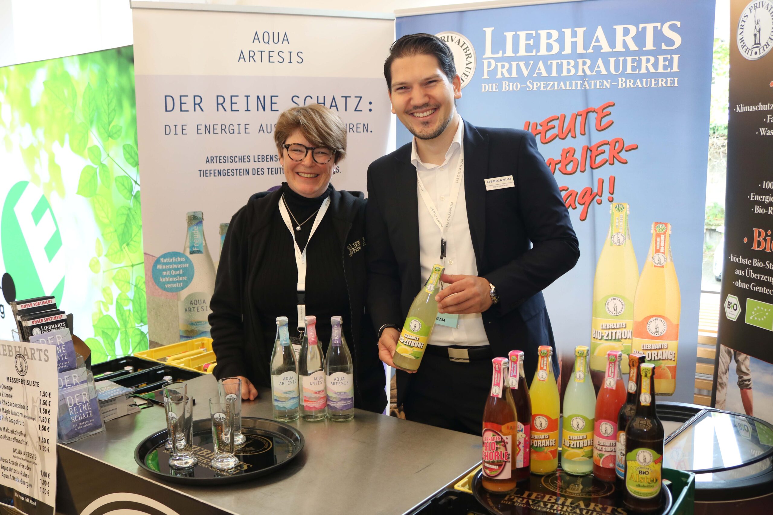 Zwei Personen am Messestand