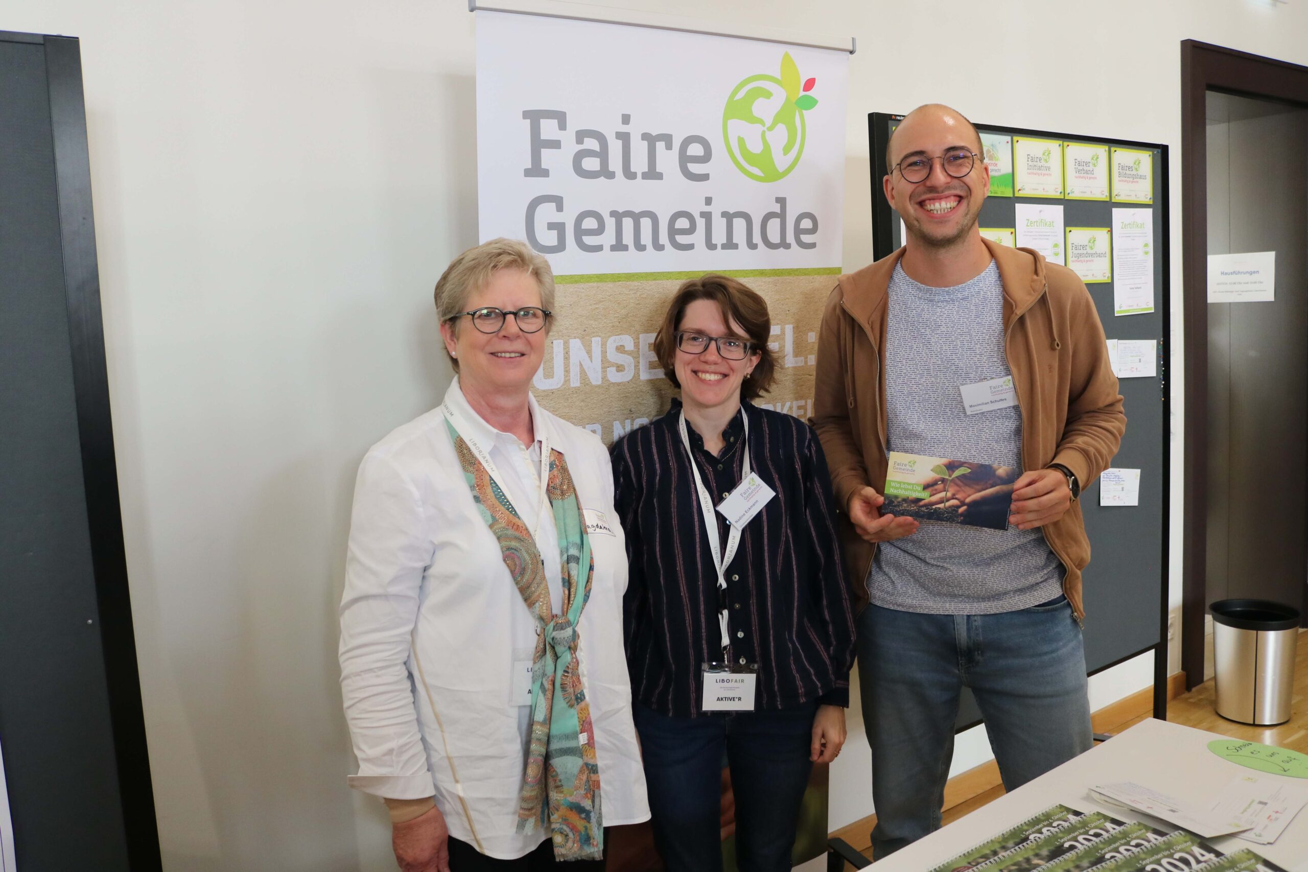 Drei Personen am Messestand