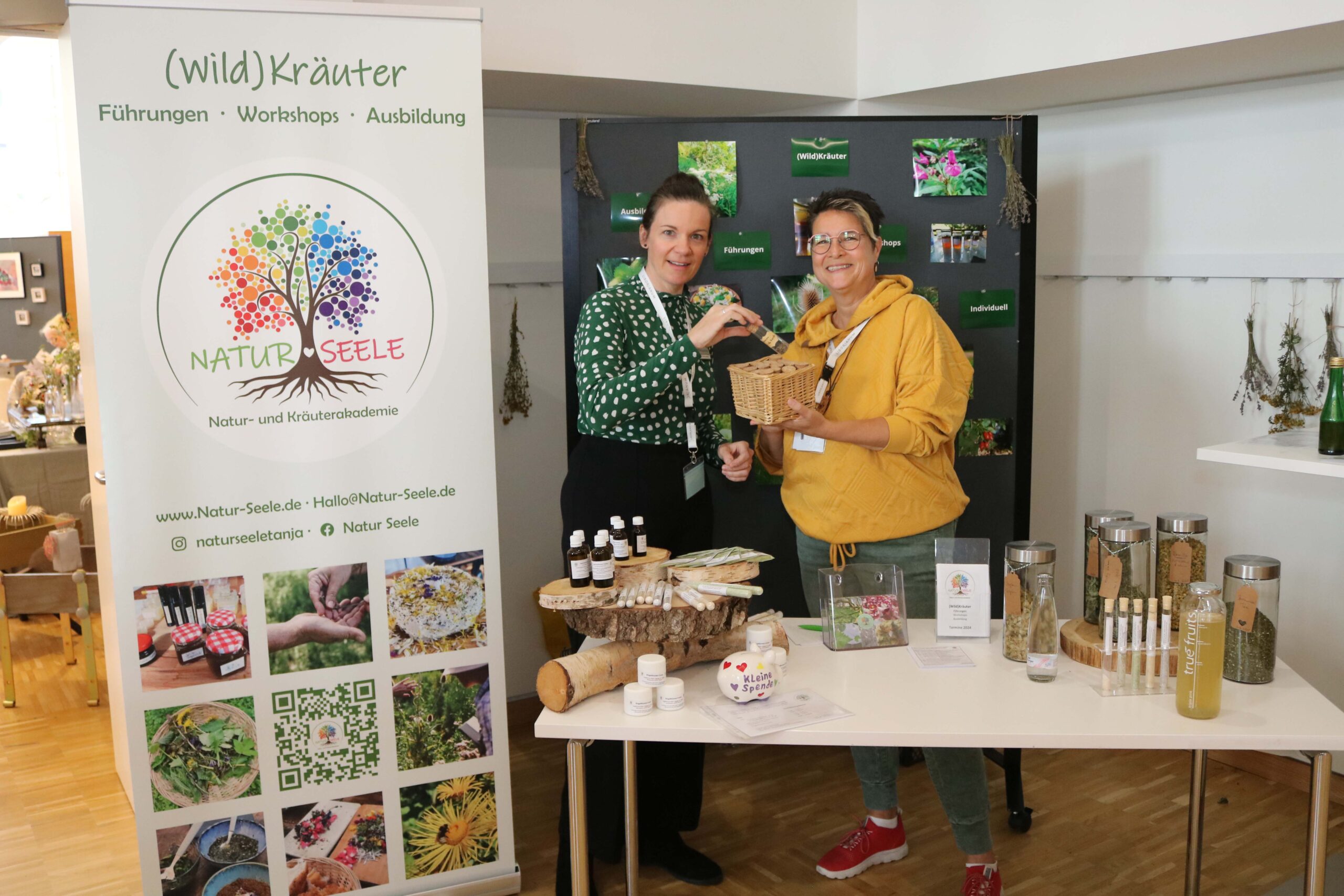 Zwei Personen am Messestand
