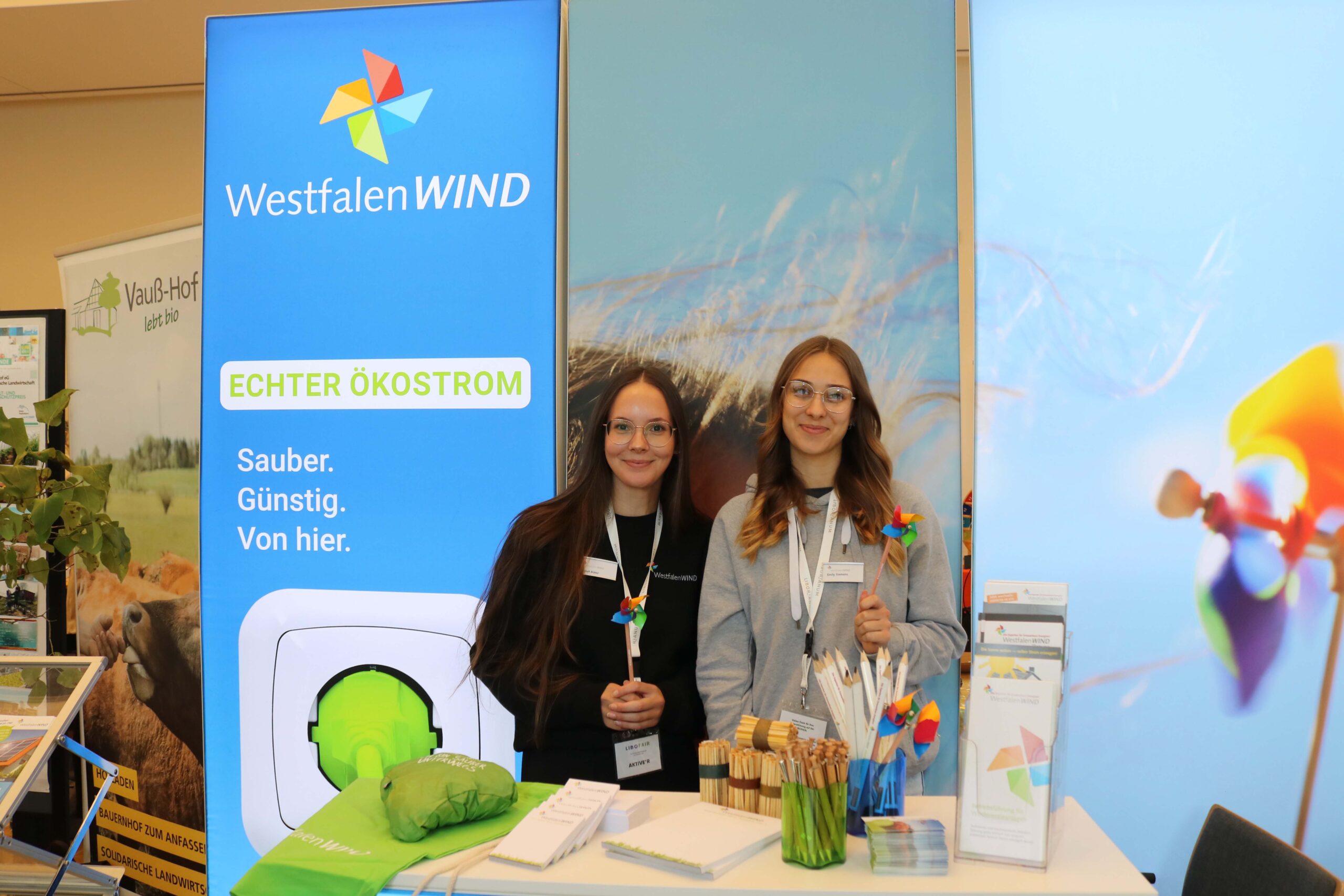 Zwei Personen am Messestand