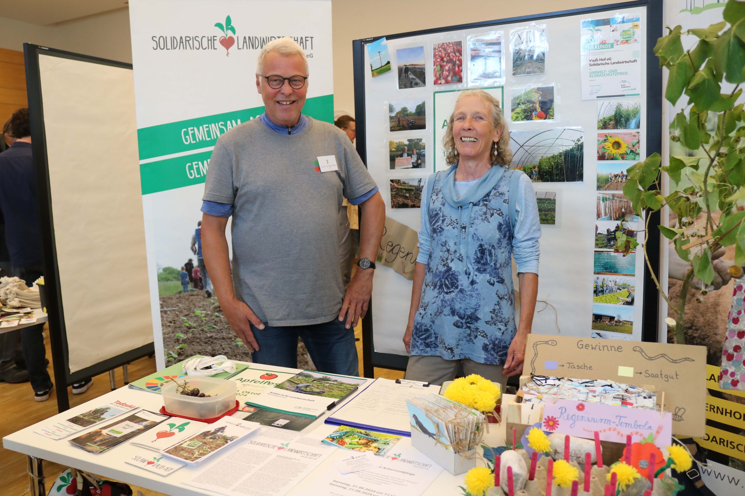Zwei Personen am Messestand