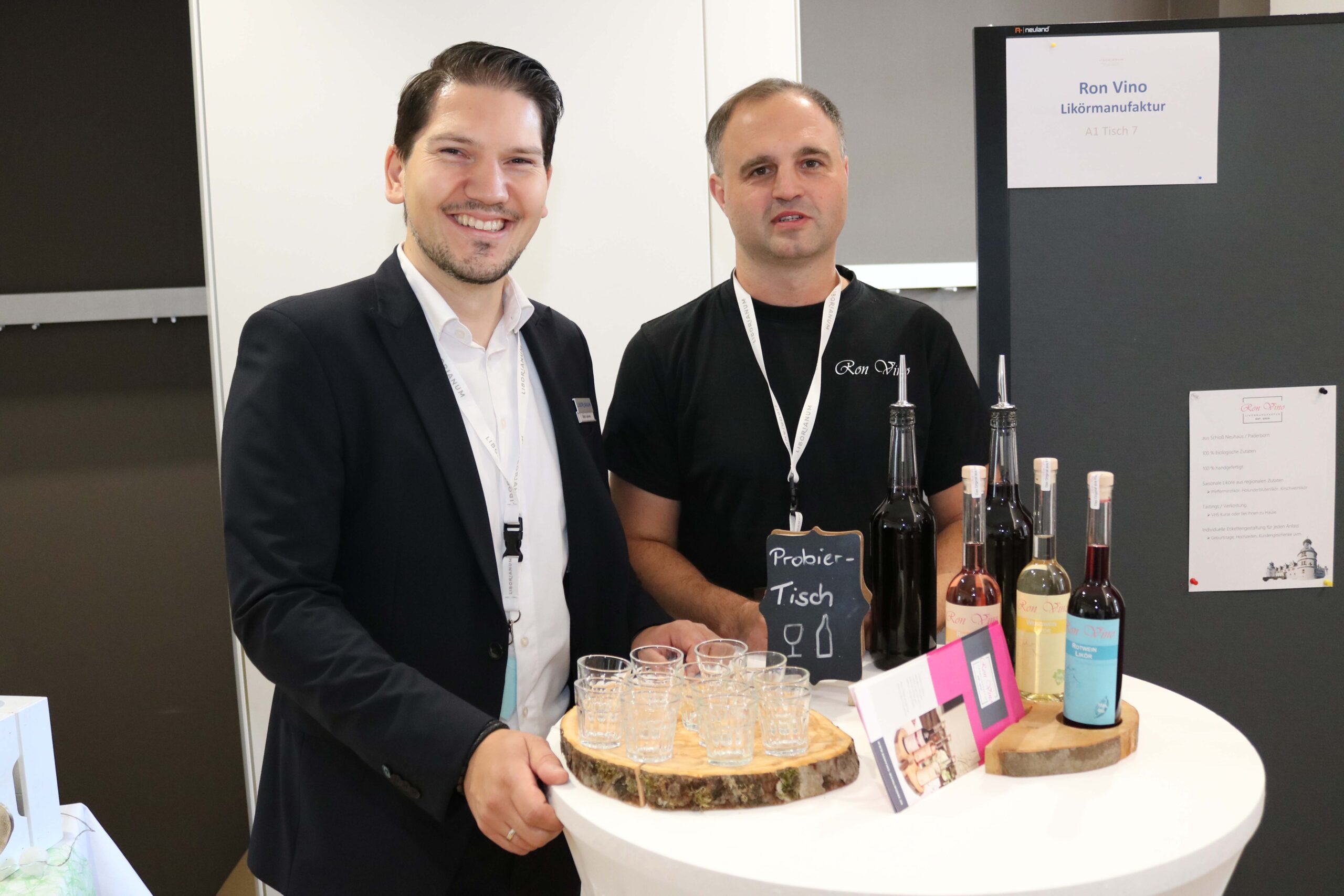 2 Menschen am Stand