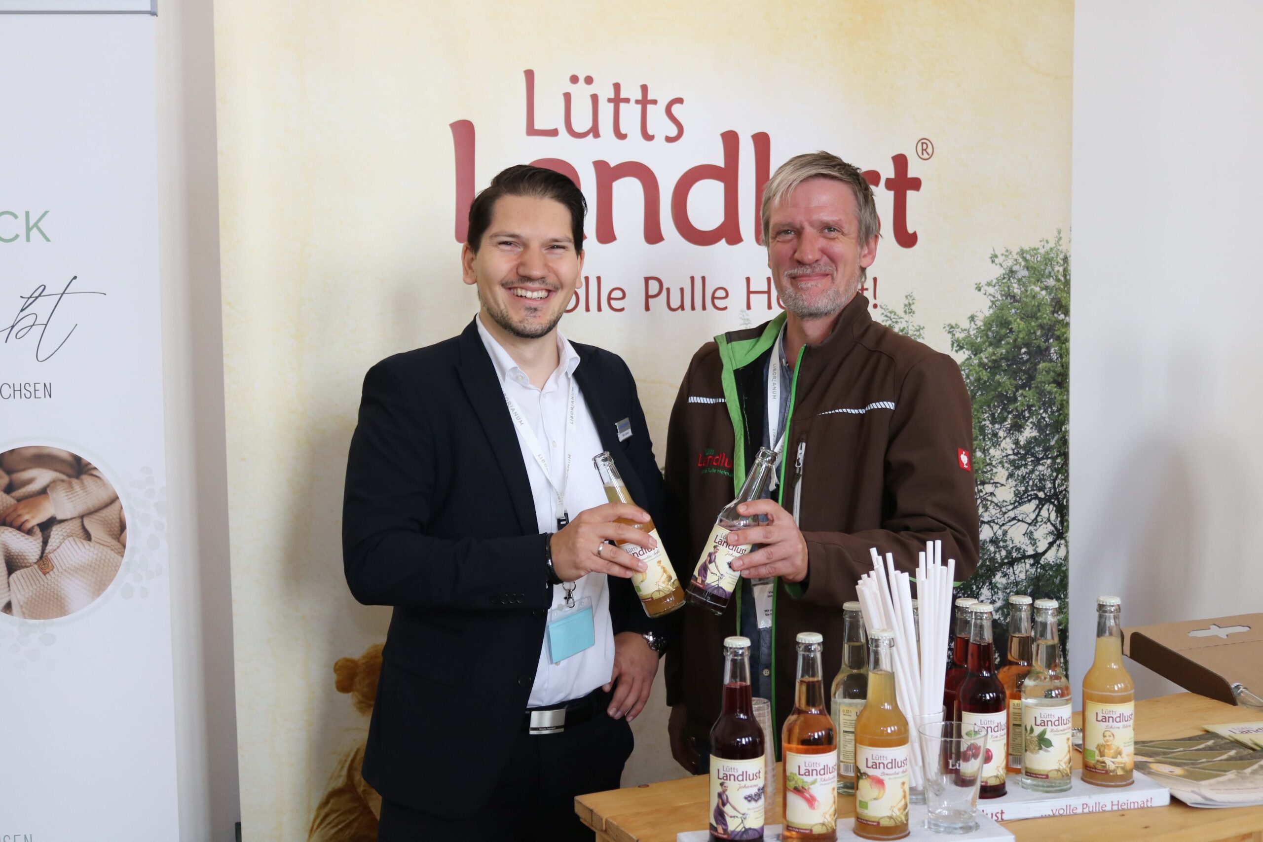 Zwei Menschen am Stand