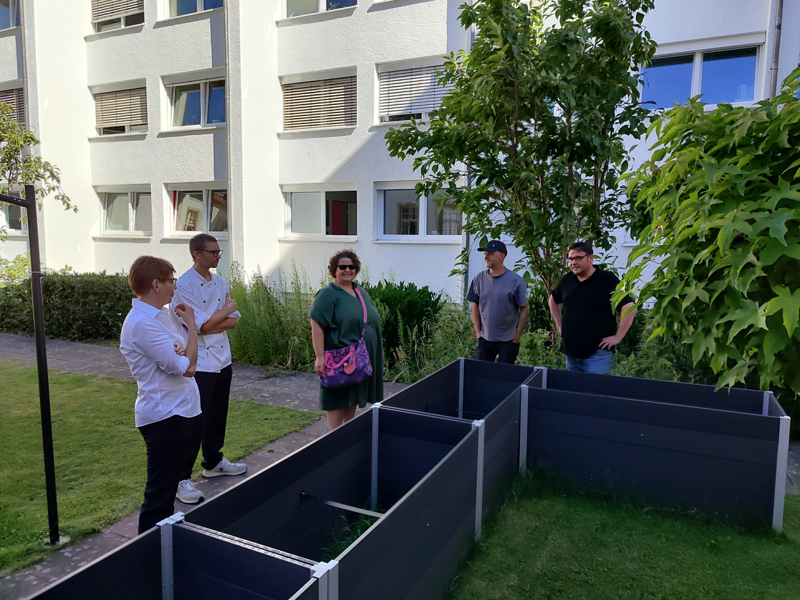 Projektmitarbeiter im Garten
