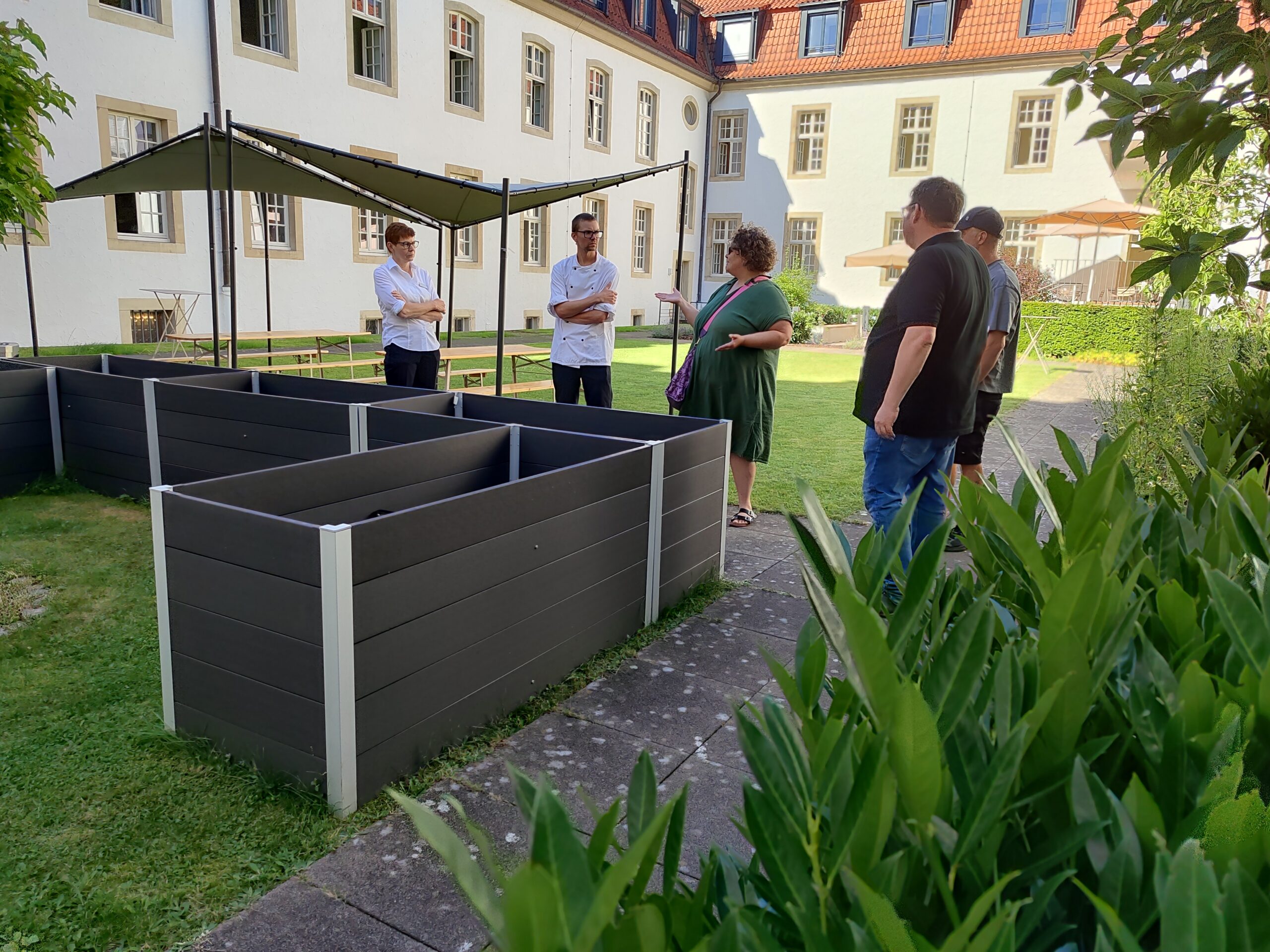 Projektmitarbeiter im Garten