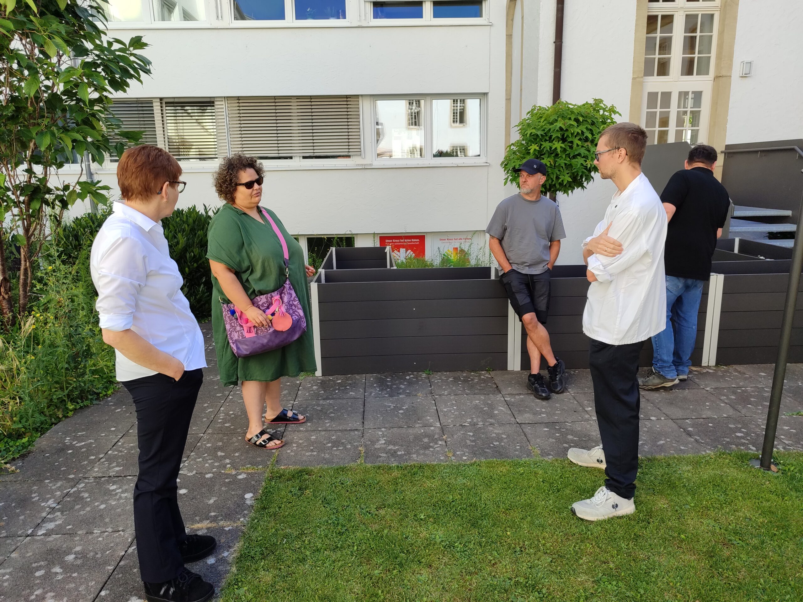 Projektmitarbeiter im Garten