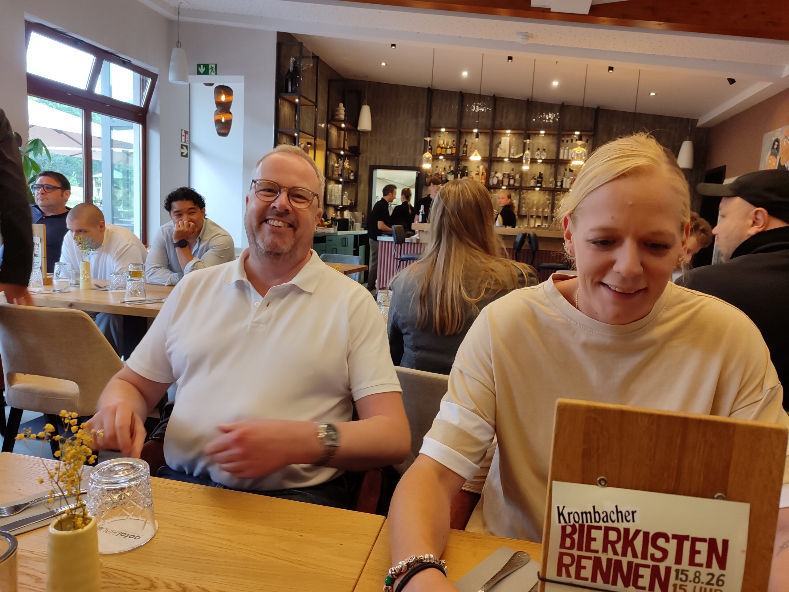 Menschen am Tisch