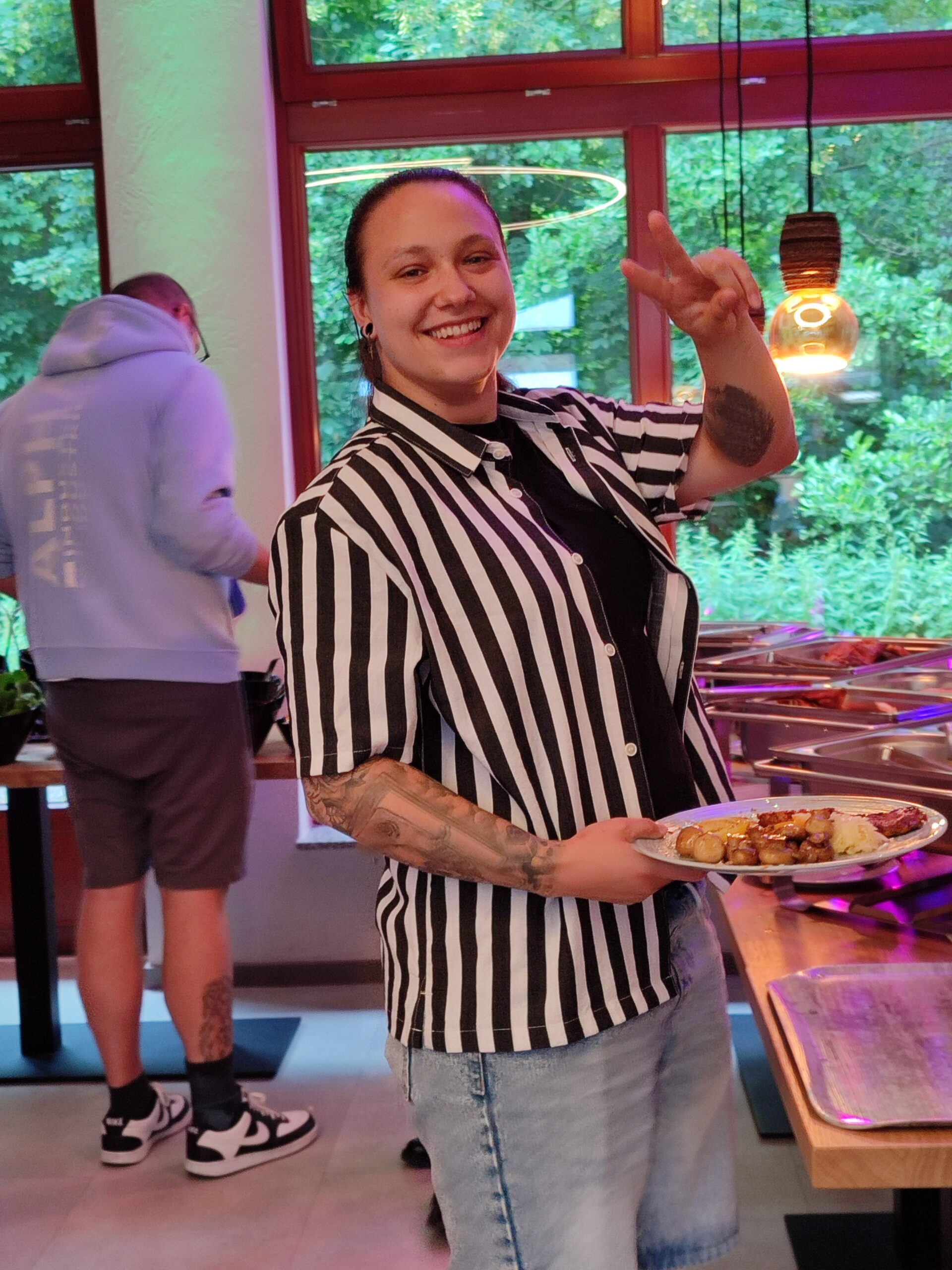 Lachende Person am Buffet