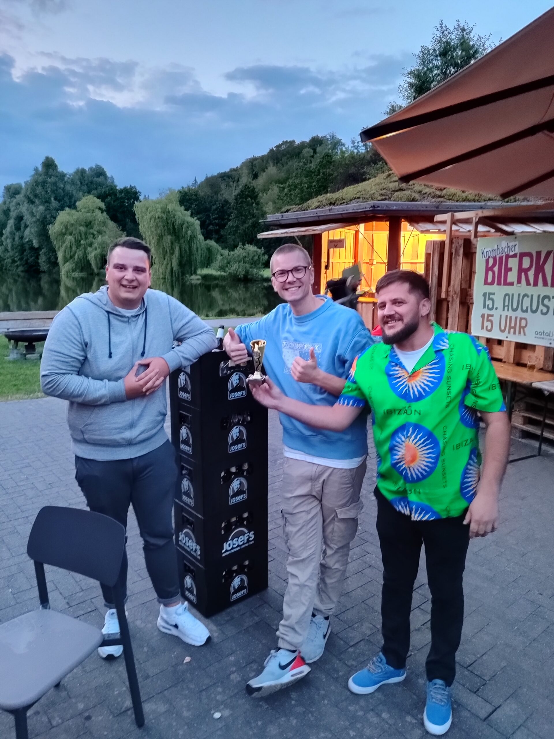 Drei Menschen im Außenbereich