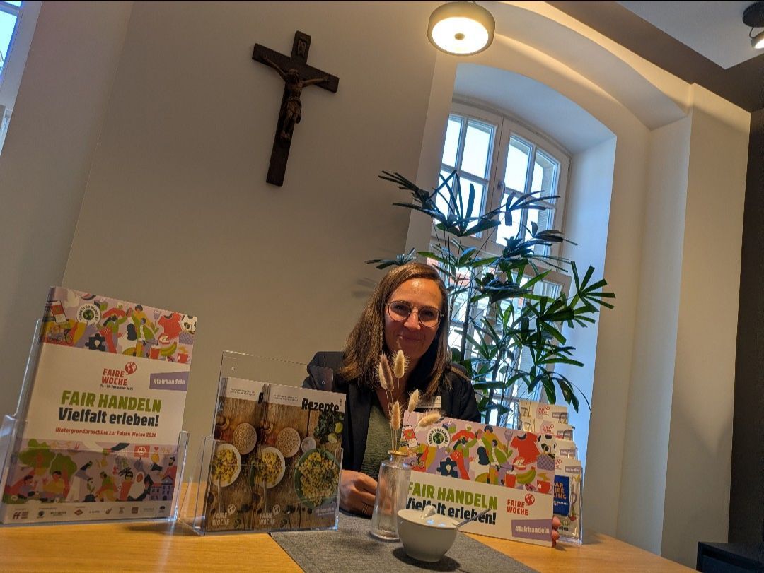 Mitarbeitende zeigt AKtionsmaterial der FAIREN WOCHE