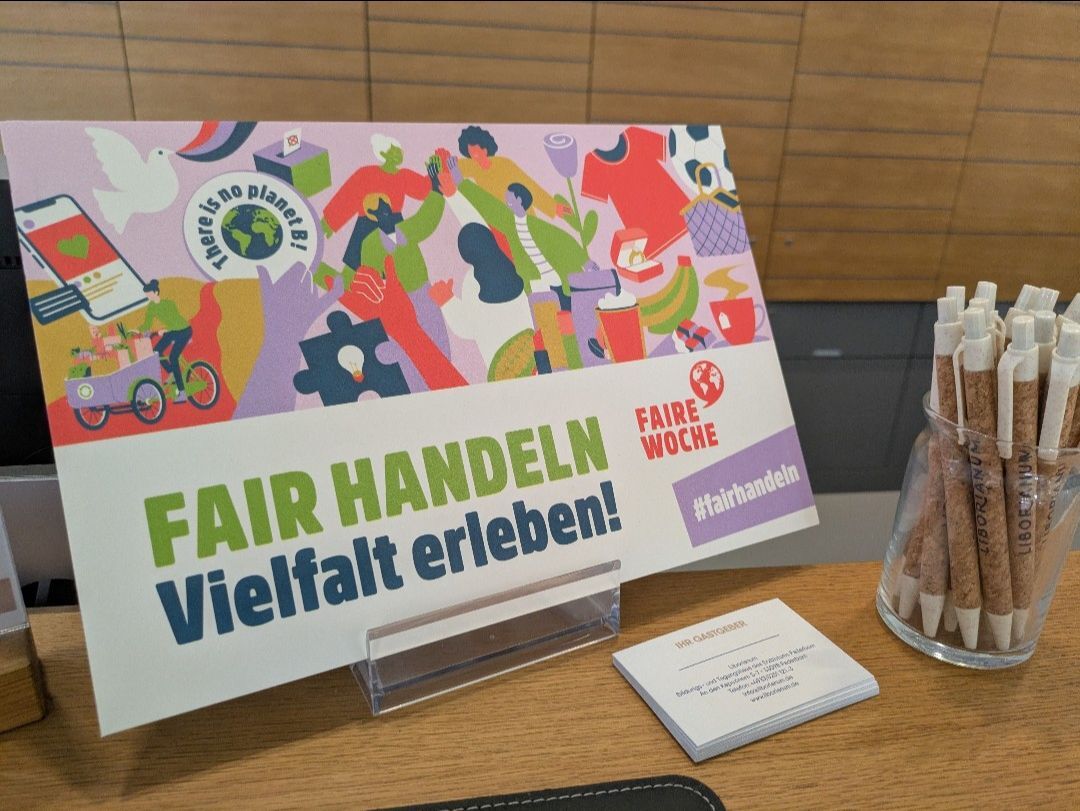 Schild am Empfang Fair Handeln